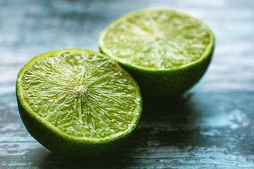 Vitamin dan mineral dalam jeruk nipis dapat meredakan gejala batuk.