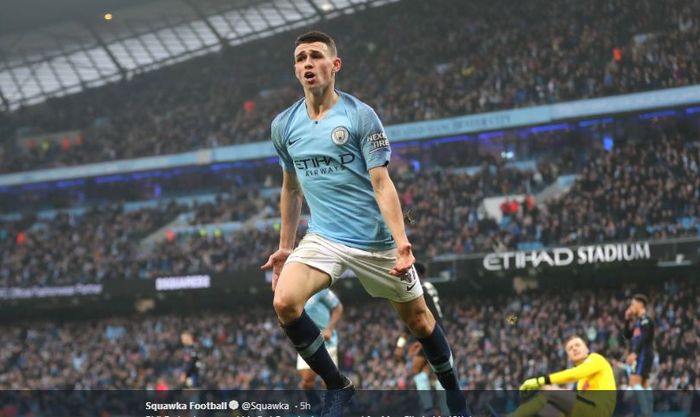 Gelandang Manchester City, Phil Foden, merayakan golnya dalam laga Liga Inggris melawan Tottenham Hotspur di Stadion Etihad, 20 April 2019.