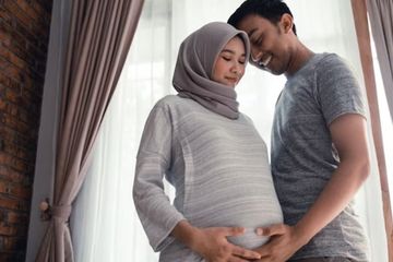 Doa suami saat istri melahirkan sebagai cara berperan sama Dads