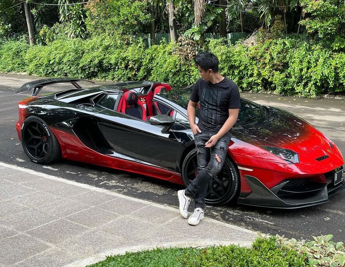Hardy berpose di depan <a href='https://manado.tribunnews.com/tag/lamborghini-aventador' title='Lamborghini Aventador'>Lamborghini Aventador</a> milik <a href='https://manado.tribunnews.com/tag/raffi-ahmad' title='Raffi Ahmad'>Raffi Ahmad</a>. 