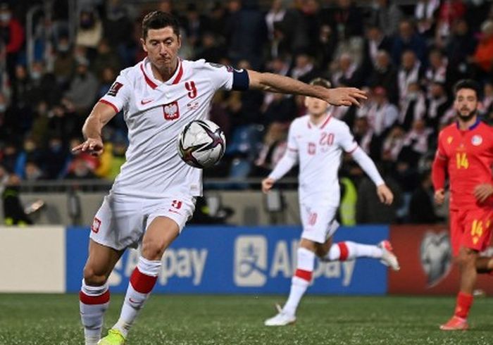 Aksi Robert Lewandowski dalam duel timnas Polandia melawan Andorra  di kualifikasi Piala Dunia 2022 (12/11/2021).