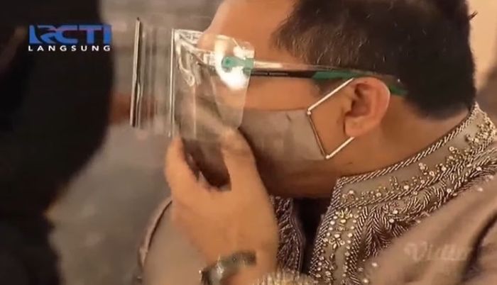 Anang Hermansyah saat mengusap air mata seusai menikahkan Atta Halilintar dan Aurel