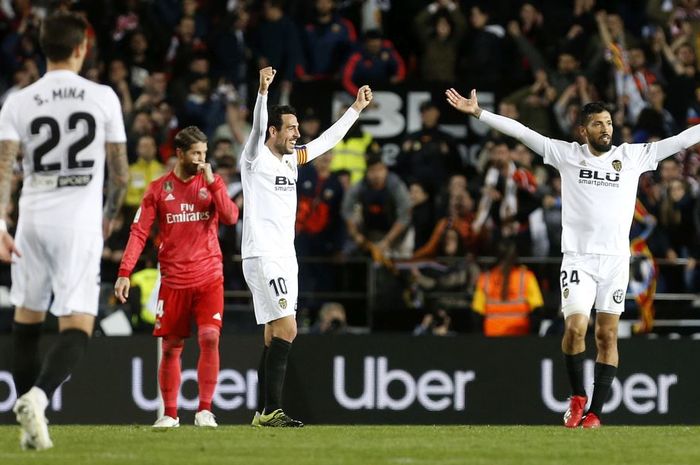 Pemain Valencia, Dani Parejo dan Ezequiel Garay, merayakan gol ke gawang Real Madrid pada laga Liga Spanyol 2018-2019.