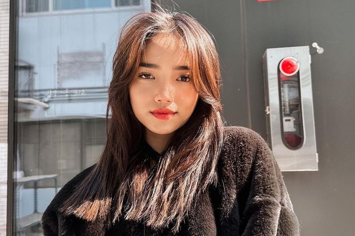 Pamer Paha Mulus Pakai Rok Mini, Gaya Liburan Fuji Curi Perhatian - Stylo