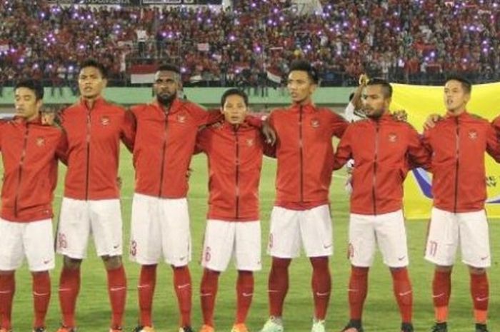 Penyerang sekaligus kapten Boaz Solossa (kanan) bersama pemain timnas Indonesia menyanyikan lagu Ind