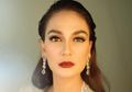 Mirip Artis Korea, Luna Maya Tampil Beda dengan Setelan Blazer yang Kekinian