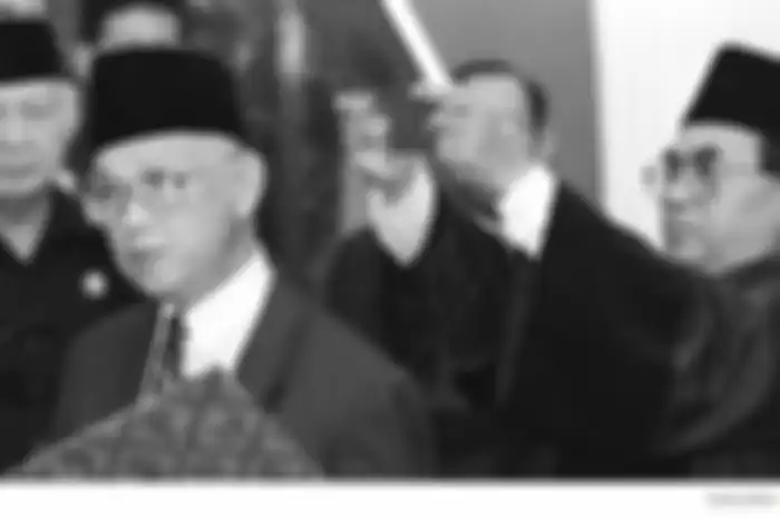 Ilustrasi era reformasi. BJ Habibie, Kamis (21/5/1998) mengucapkan sumpah sebagai Presiden RI yang baru di Jakarta, disaksikan presiden sebelumnya, Soeharto.