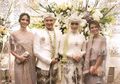 Tanpa Pamer Paha, Cantiknya Nia Ramadhani Pakai Dress Transparan di Pernikahan Citra Kirana dan Rezky Aditya