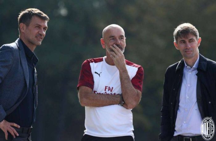 Pelatih AC Milan, Stefano Pioli (tengah), melakukan pembicaraan dengan dua petinggi klub, Paolo Maldini (kiri) dan Frederic Massara.