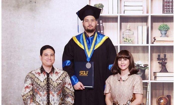 Abel Poetra Abdi (kiri), Nigel Phylo Abdy (tengah) , dan Meriam Bellina (kanan)