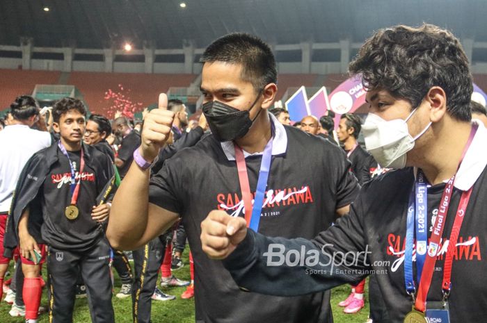 Direktur Persis Solo, Kaesang Pangarep (kiri), nampak melakukan sedikit selebrasi seusai timnya menjadi juara Liga 2 2021 di Stadion Pakansari, Bogor, Jawa Barat, 30 Desember 2021.