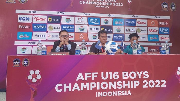 Pelatih Timnas U-16 Indonesia Bima Sakti saat konferensi pers setelah laga semifinal melawan Vietnam di Stadion Maguwoharjo, Sleman, Yogyakarta, Rabu (10/8/2022).