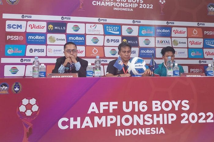 Pelatih Timnas U-16 Indonesia Bima Sakti saat konferensi pers setalah laga semifinal melawan Vietnam di Stadion Maguwoharjo, Sleman, Yogyakarta, Rabu (10/8/2022).