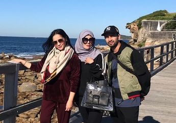 Bikin Jantung Seketika Mau Copot, Aksi Mama Amy Coba Naik Vespa Ratusan Juta Hingga Nyaris Kecelakaan Tuai Amukan Raffi Ahmad: Motor Mahal Gue, Kacau!