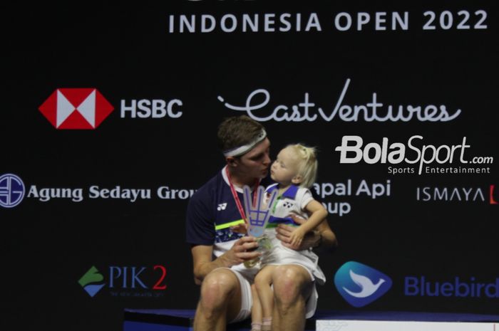 Pebulu tangkis tunggal putra Denmark, Viktor Axelsen bersama putri pertamanya  