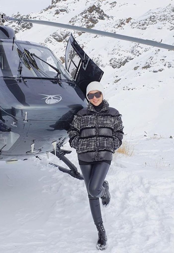 Hasil gambar untuk Princes Syahrini, Pakai Jaket Ke New Zealand Seharga Mobil.