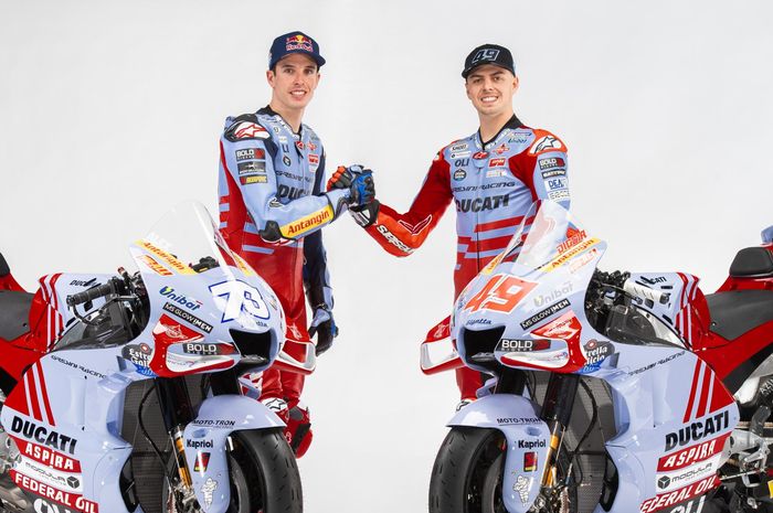 Pembalap Gresini Racing, Alex Marquez dan Fabio Di Giannantonio, berpose untuk peluncuran tim jelang MotoGP 2023. 