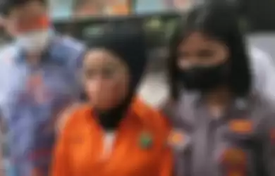Selebgram Medina Zein pakai baju oranye yang merupakan baju tahanan (11/7/2022)