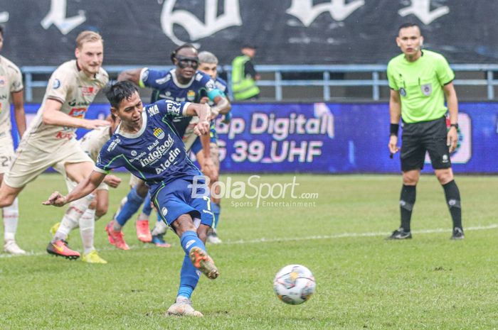 Pemain Persib Bandung, Beckham Putra, mencetak gol perdananya di Liga 1 2023/2024 saat lawan PSS Sleman. Ia pun berharap ini bisa jadi keras gol ke depannya