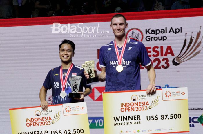 Tunggal putra Denmark, Viktor Axelsen, berhasil mengalahkan wakil Indonesia, Anthony Sinisuka Ginting, dalam laga final Indonesia Open 2023 di Istora Senayan, Jakarta, Minggu (18/6/2023)