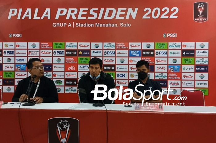 Pelatih Persita Tangerang,  Alfredo Vera dan pemain Heri Susanto dalam konferensi pers pasca-pertandingan melawan PSIS Semarang pada laga grup A Piala Presiden 2022 di Stadion Manahan Solo, Senin (13/6/2022).