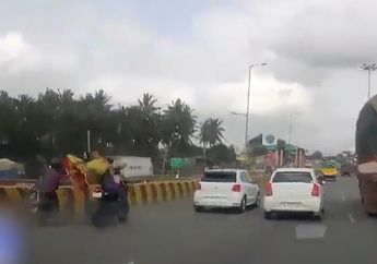 Aneh Tapi Nyata, Pengendara Terhempas karena Kecelakaan, Seorang Balita Duduk Sendirian di Atas Motor yang Melaju Kencang