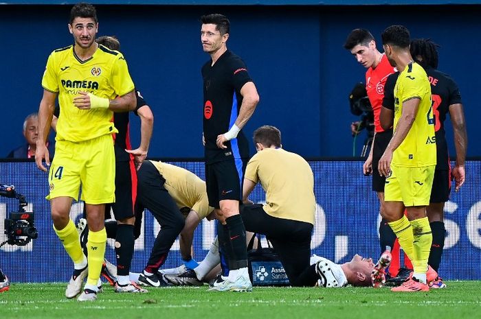 Kiper Barcelona, Marc-Andre ter Stegen (bawah), mengalami cedera lutut saat hadapi Villarreal pada lanjutan Liga Spanyol di Stadion La Ceramica (22/9/2024).