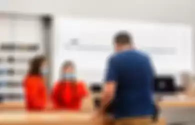 Salah satu protokol kesehatan Apple Store, pengunjung dan staff wajib mengenakan masker.