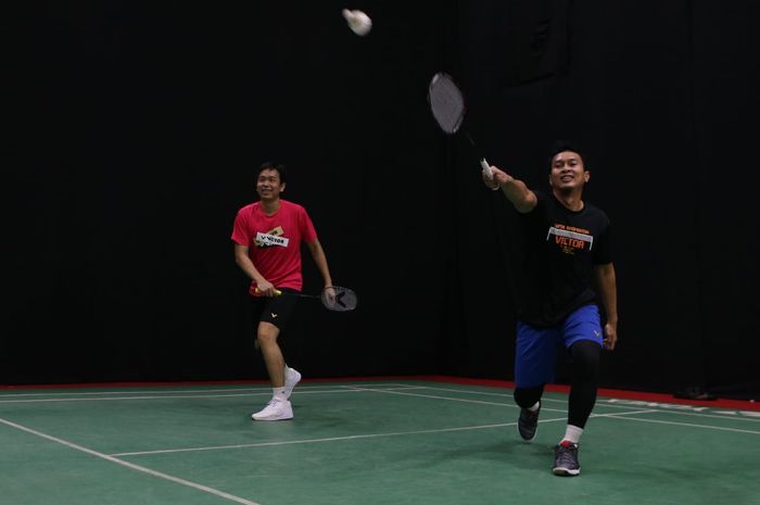 Mohammad Ahsan/Hendra Setiawan saat latihan di lapangan bulutangkis Westin Resort, Nusa Dua, Bali, Jumat (12/11).