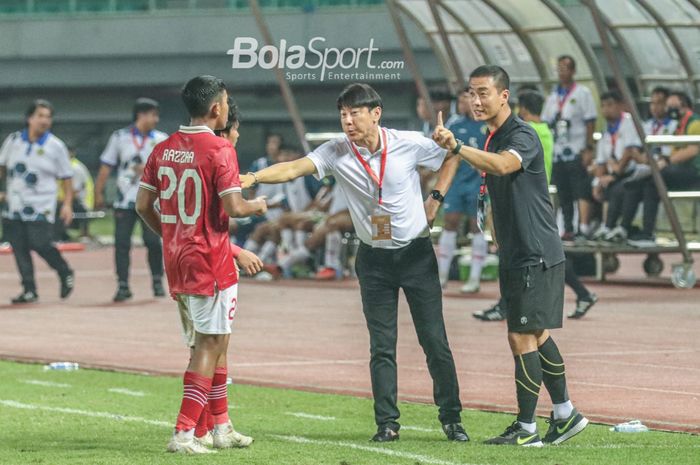 Pelatih timnas U-19 Indonesia, Shin Tae-yong (tengah), dan asistennya bernama Yoo Jae-hoon (kanan) sedang memberikan intruksi kepada pemainnya di Stadion Patriot Candrabhaga, Bekasi, Jawa Barat, 4 Juli 2022.
