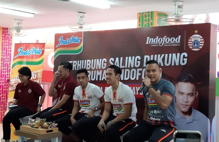 Andritany Ardhiyasa (kanan) berbicara kepada media dan suporter dalam acara &quot;Satukan Rasa di Rumah Indofood&quot; di Jakarta Fair Kemayoran, 26 Juni 2019.