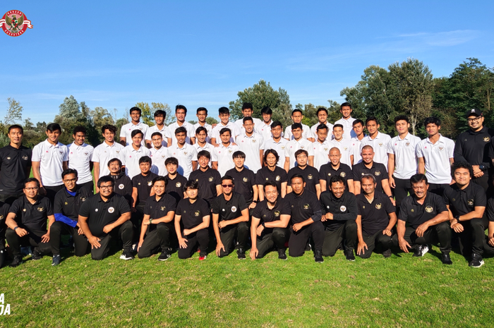 Pemain dan ofisial timnas U-19 Indonesia melakukan foto bersama di Kroasia.