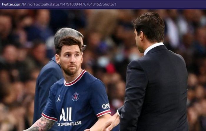 Megabintang Paris Saint-Germain, Lionel Messi (kiri), dan sang pelatih, Mauricio Pochettino. 