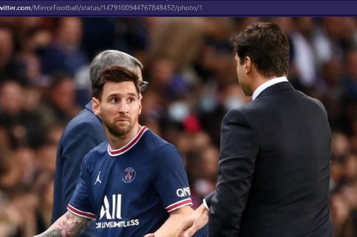 Megabintang Paris Saint-Germain, Lionel Messi (kiri), dan sang pelatih, Mauricio Pochettino. 