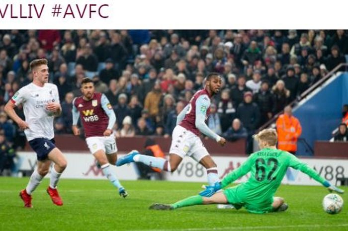 Striker Aston Villa, Jonathan Kodija (kedua dari kanan), mencetak gol ke gawang Liverpool dalam laga perempat final Piala Liga Inggris di Stadion Villa Park, Selasa (17/12/2019).