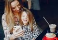 Tak Perlu Khawatir Ibu Lebih Mudah Stres Saat Mengurus Anak, Ini Tips yang Bisa Buat Stay at Home Moms Happy