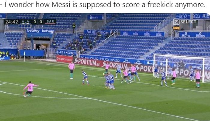 Kapten Barcelona, Lionel Messi, mengeksekusi free-kick dalam laga Liga Spanyol melawan Deportivo Alaves di Stadion de Mendizorroza, Sabtu (31/10/2020).