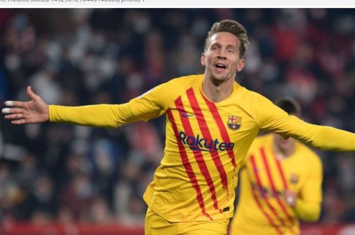 Striker Barcelona, Luuk de Jong, merayakan gol yang dicetak ke gawang Espanyol pada laga lanjutan Liga Spanyol di RCDE Stadium, Minggu (13/2/2022).