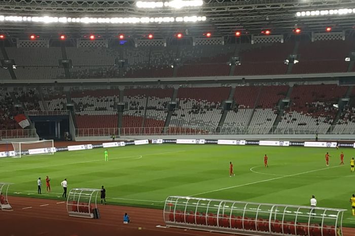 Pelatih timnas Indonesia dan timnas Vanuatu, Simon McMenemy (kiri) serta Paul Munster (kanan) kompak tampil rapi dengan setalan rapi di pinggir lapangan di Stadion Utama Gelora Bung Karno, Sabtu (15/6/2019).