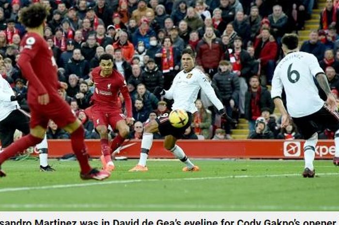 Momen Lisandro Martinez tengah berusaha menghadang lesakan Cody Gakpo dalam laga melawan Liverpool di Stadion Anfield, Minggu (5/3/2023).