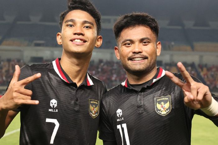 Marselino Ferdinan dan Saddil Ramdani berpose seusai membawa Timnas Indonesia menekuk Curacao di Stadion Gelora Bandung Lautan Api, Kota Bandung, Sabtu (24/9/2022).