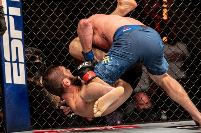 Khabib Nurmagomedov (bawah) saat melakukan cekikan jenis triangle choke kepada Justin Gaethje (atas) pada UFC 254.
