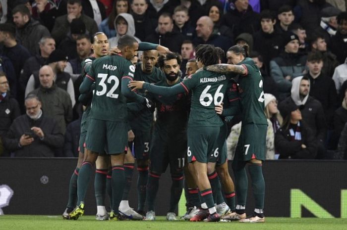 Para pemain Liverpool merayakan gol Mohamed Salah ke gawang Aston Villa pada matchday ke-17 Liga Inggris 2022-2023.