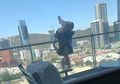 Gara-gara Lakukan Yoga Ekstrem, Seorang Mahasiswi Jatuh dari Balkon Lantai 6 Tempat Tinggalnya