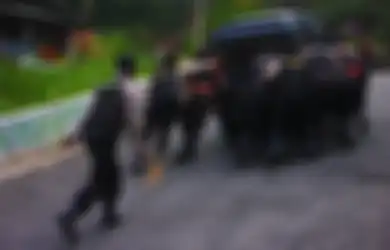 'Bersenjatakan' Kayu Pengganjal, para Polisi Ini Selamatkan Banyak Nyawa, Tapi Kadang Justru Dikerjai Seperti Ini