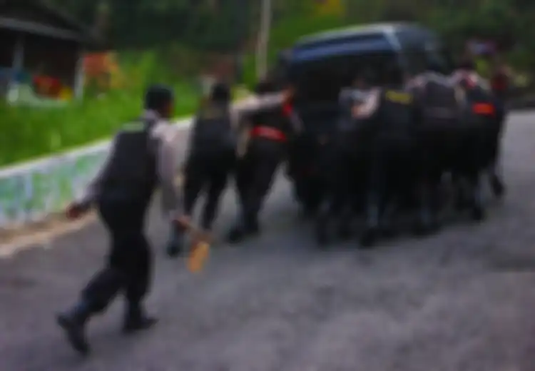 'Bersenjatakan' Kayu Pengganjal, para Polisi Ini Selamatkan Banyak Nyawa, Tapi Kadang Justru Dikerjai Seperti Ini