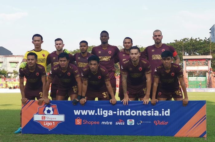 Pemain PSM Makassar melakukan foto bersama dalam laga pekan ke-24 Liga 1 2019 melawan Madura United di Stadion Andi Mattalatta, Kamis (24/10/2019).