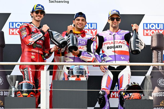 Dari kiri ke kanan, Francesco Bagnaia (Ducati), Jorge Martin (Prima Pramac), Johann Zarco (Prima Pramac) di podium MotoGP Jerman 2023 di Sachsenring, Minggu (18/6/2023).
