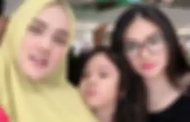 Mulan Jameela Unggah Foto Selfie Bareng Kedua Putri Cantiknya, Netizen: Efek Kamera Apa Alami Ya?