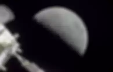 Foto bulan dan pesawat luar angkasa Orion dari kejauhan